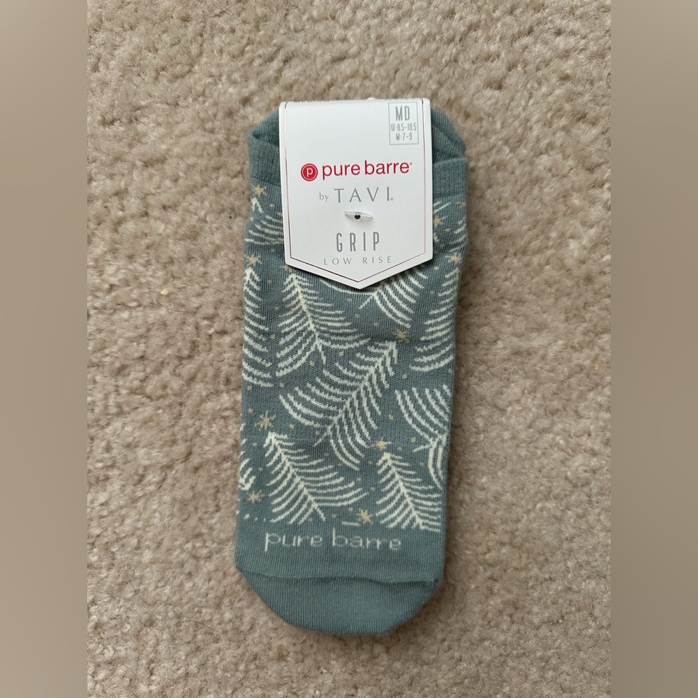 Pure Barre by Tavi Grip Low Rise Socks - pale green Christmas trees